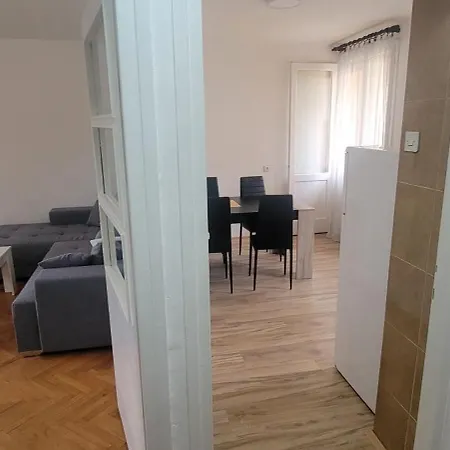 Apartament Kraljevo-ceo Stan,privatan Parking *