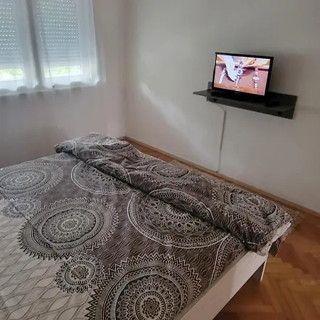 Apartament Kraljevo-ceo Stan,privatan Parking *