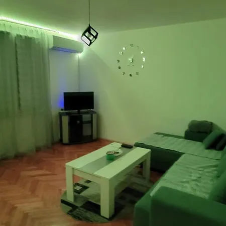 Apartament Kraljevo-ceo Stan,privatan Parking