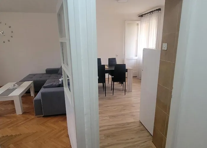 דירה Kraljevo-ceo Stan,privatan Parking *